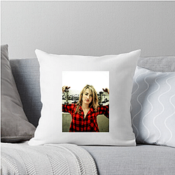 Indie Screen Queen Ashley Johnson Pillows Cover