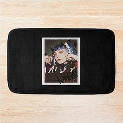 Ashnikko pri Bath Mat