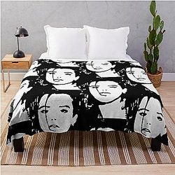 Bella Thorne Throw Blanket