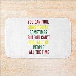 Você pode enganar algumas pessoas às vezes Mas não consegues enganar todas as pessoas. Bob Marley canção Get Up Stand Up citação Bath Mat