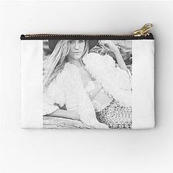 Brittany Snow Hat Zipper Pouch