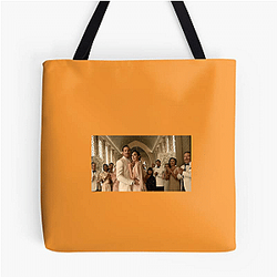 Death on the Nile's plot involves a murder investigation Death On The Nile Bags