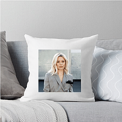 Elizabeth Banks is an American actress Elizabeth Banks Pillows Cover