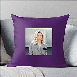 Elizabeth Banks is an American actress Elizabeth Banks Pillows Cover