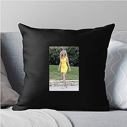 Elizabeth Banks directed the film Charlie's Angels Elizabeth Banks Pillows Cover