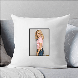 Elizabeth Banks starred in the Pitch Perfect movies Elizabeth Banks Pillows Cover