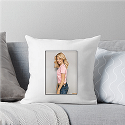 Elizabeth Banks starred in the Pitch Perfect movies Elizabeth Banks Pillows Cover