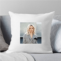 Elizabeth Banks is an American actress Elizabeth Banks Pillows Cover