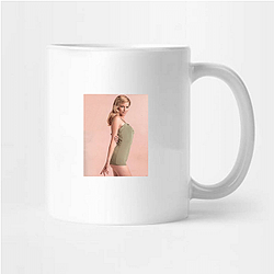 Elizabeth Banks is known for her role in The Hunger Games Elizabeth Banks Mugs
