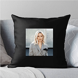 Elizabeth Banks is an American actress Elizabeth Banks Pillows Cover