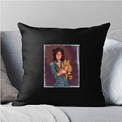 Ellen Ripley becomes a mother figure to a young girl Ellen Ripley Pillows Cover