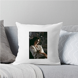 Ellen Ripley is a powerful female action hero Ellen Ripley Pillows Cover