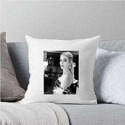 Emma Roberts' aunt is actress Julia Roberts Emma Roberts Pillows Cover
