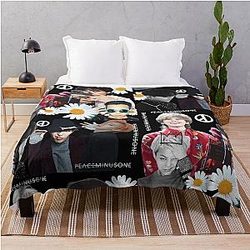 The king of K-pop G-Dragon, Kwon Ji-yong peaceminusone Throw Blanket