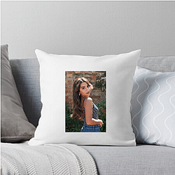 Red Carpet Queen Isabela Merced Pillows Cover