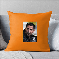 Rising Actor Jay Hernandez Pillows Cover