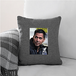 Rising Actor Jay Hernandez Pillows Cover