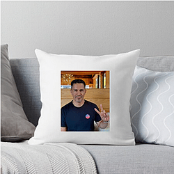 Leading Man Jay Hernandez Pillows Cover