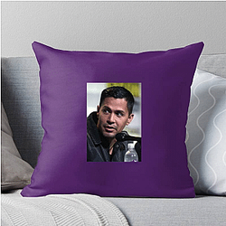 Rising Actor Jay Hernandez Pillows Cover