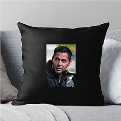 Rising Actor Jay Hernandez Pillows Cover