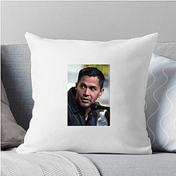 Rising Actor Jay Hernandez Pillows Cover
