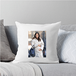 Jessica Biel starred in The Texas Chainsaw Massacre Jessica Biel Pillows Cover