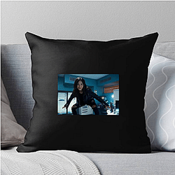 Fierce Presence Karen Fukuhara Pillows Cover