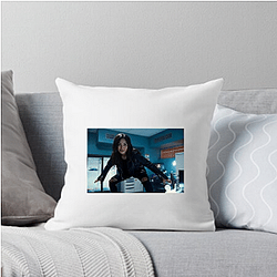 Fierce Presence Karen Fukuhara Pillows Cover