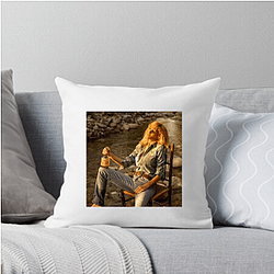 Red Carpet Queen Kelly Reilly Pillows Cover