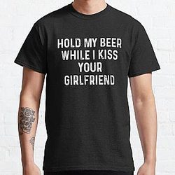Halten Sie mein Bier, während ich kiss Deine Freundin Klassisches T-Shirt RB2411