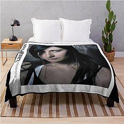 Laura Pausini resta ascolto 

 Throw Blanket