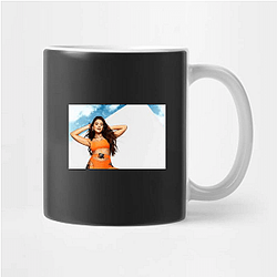 Digital Trendsetter Lauren Giraldo Mugs