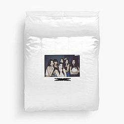 Le Sserafim  Duvet Cover