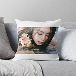 LE SSERAFIM YUNJIN Throw Pillow