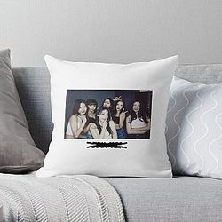 Le Sserafim  Throw Pillow