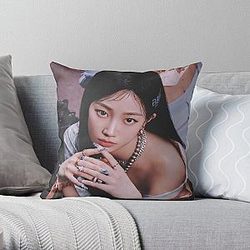 LE SSERAFIM KAZUHA - EASY  Throw Pillow