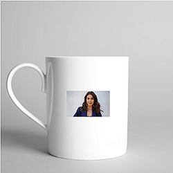 Fashion Icon Linda Cardellini Mugs