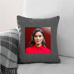 Global Entrepreneur Linda Cardellini Pillows Cover