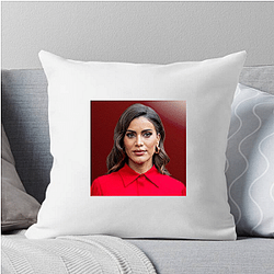 Global Entrepreneur Linda Cardellini Pillows Cover