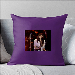 Linda Ronstadt is known for her powerful vocal range Linda Ronstadt Pillows Cover