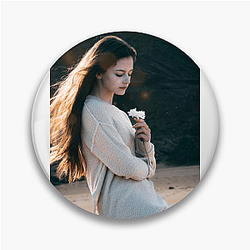 Mackenzie Foy Unique On-Screen Presence Motif Mackenzie Foy Pins