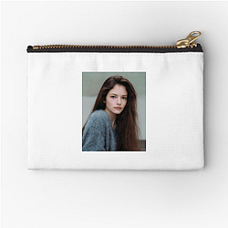 Mackenzie Foy Beauty and Grace Look Mackenzie Foy Zipper Pouches