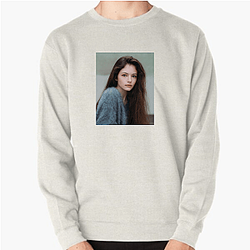 Mackenzie Foy Beauty and Grace Look Mackenzie Foy Sweatshirts