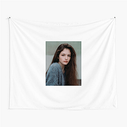 Mackenzie Foy Beauty and Grace Look Mackenzie Foy Tapestries