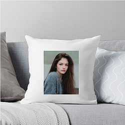 Mackenzie Foy Beauty and Grace Look Mackenzie Foy Pillows Cover
