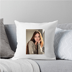 Mackenzie Foy A Rising Talent Fashion Mackenzie Foy Pillows Cover