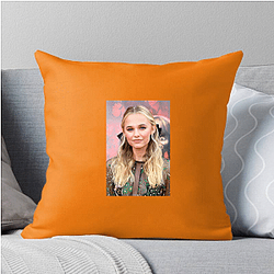 Young Hollywood Talent Madison Iseman Pillows Cover