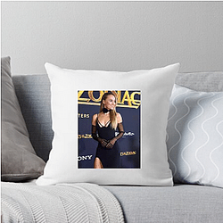 Horror Film Actress Madison Iseman Pillows Cover