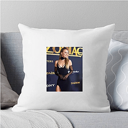 Horror Film Actress Madison Iseman Pillows Cover