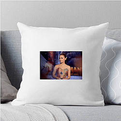 Rising Screen Presence Madison Iseman Pillows Cover